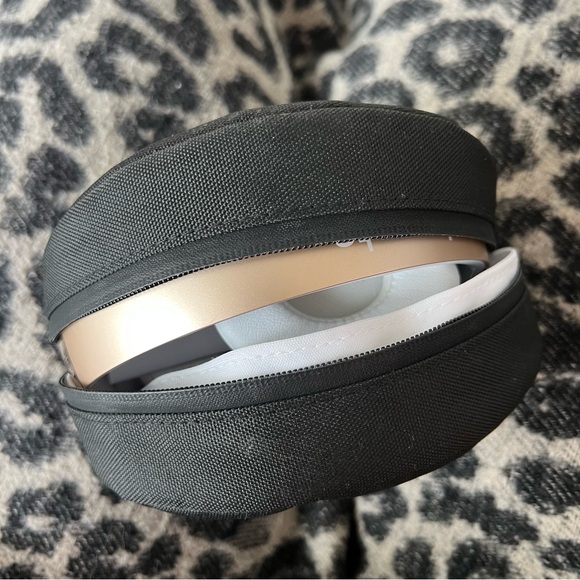 Beats by Dr Dre Solo 3 headphones with case and charging cable - Picture 4 of 5